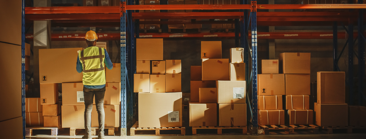 Read more about the article Insourcing vs Outsourcing logistics: Which is best?